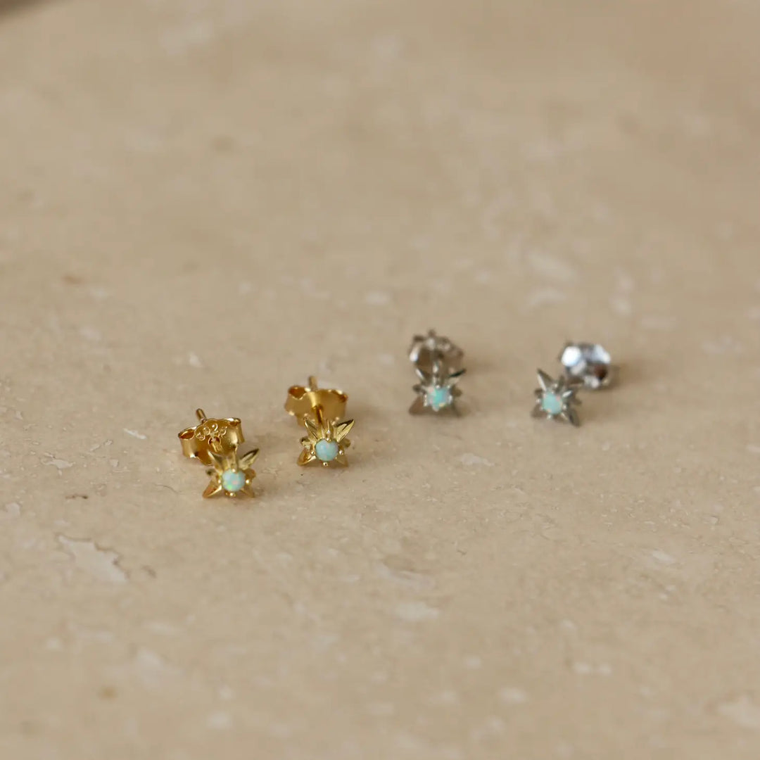 Starburst-Ohrstecker aus Gold mit Opal
