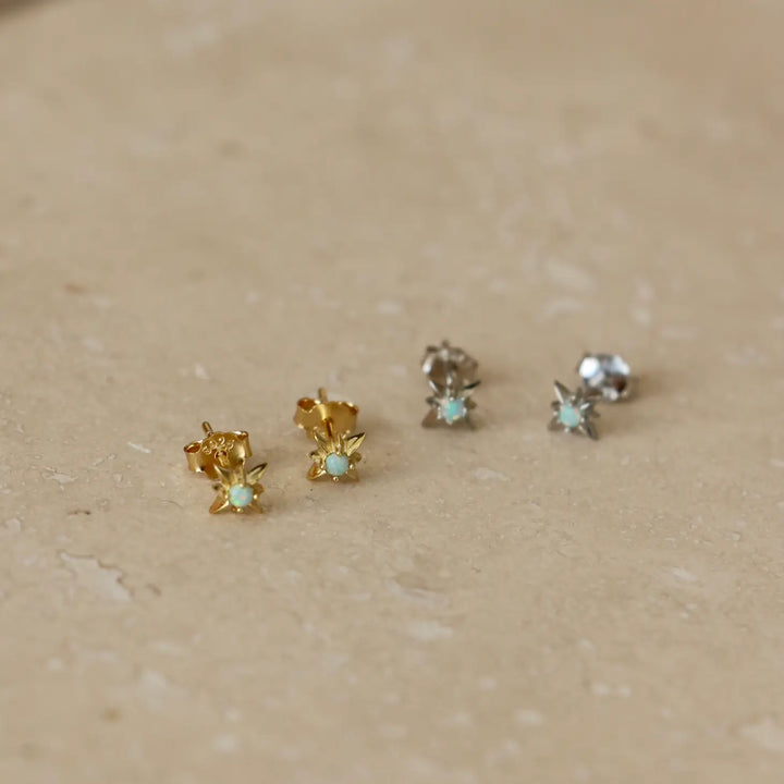 Starburst-Ohrstecker aus Gold mit Opal