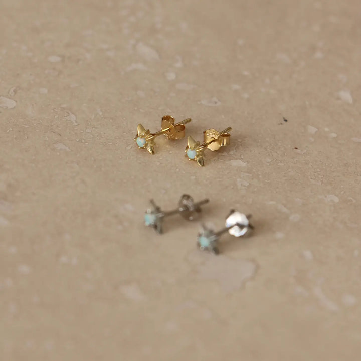 Starburst-Ohrstecker aus Gold mit Opal