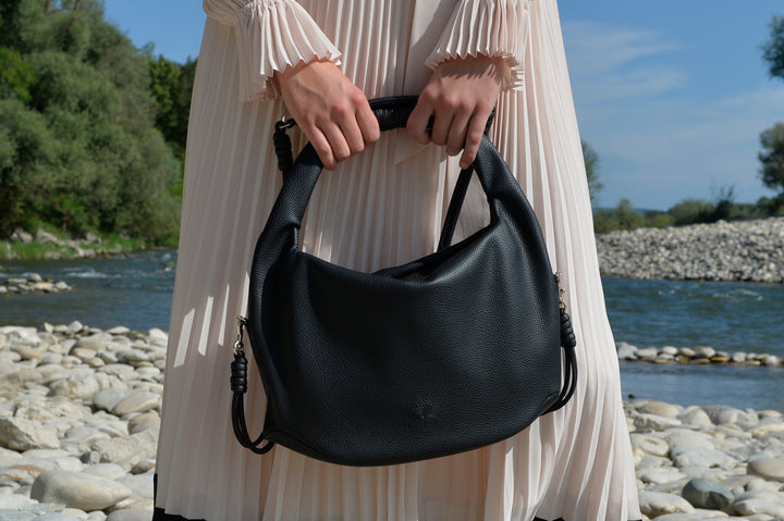 Hanna Crossbody Handtasche aus recyceltem veganem Material in Schwarz