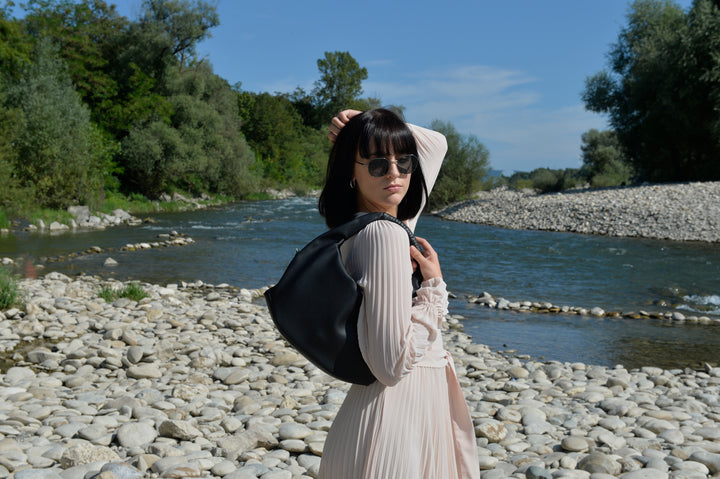 Hanna Crossbody Handtasche aus recyceltem veganem Material in Schwarz