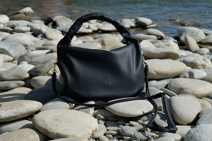 Hanna Crossbody Handtasche aus recyceltem veganem Material in Schwarz