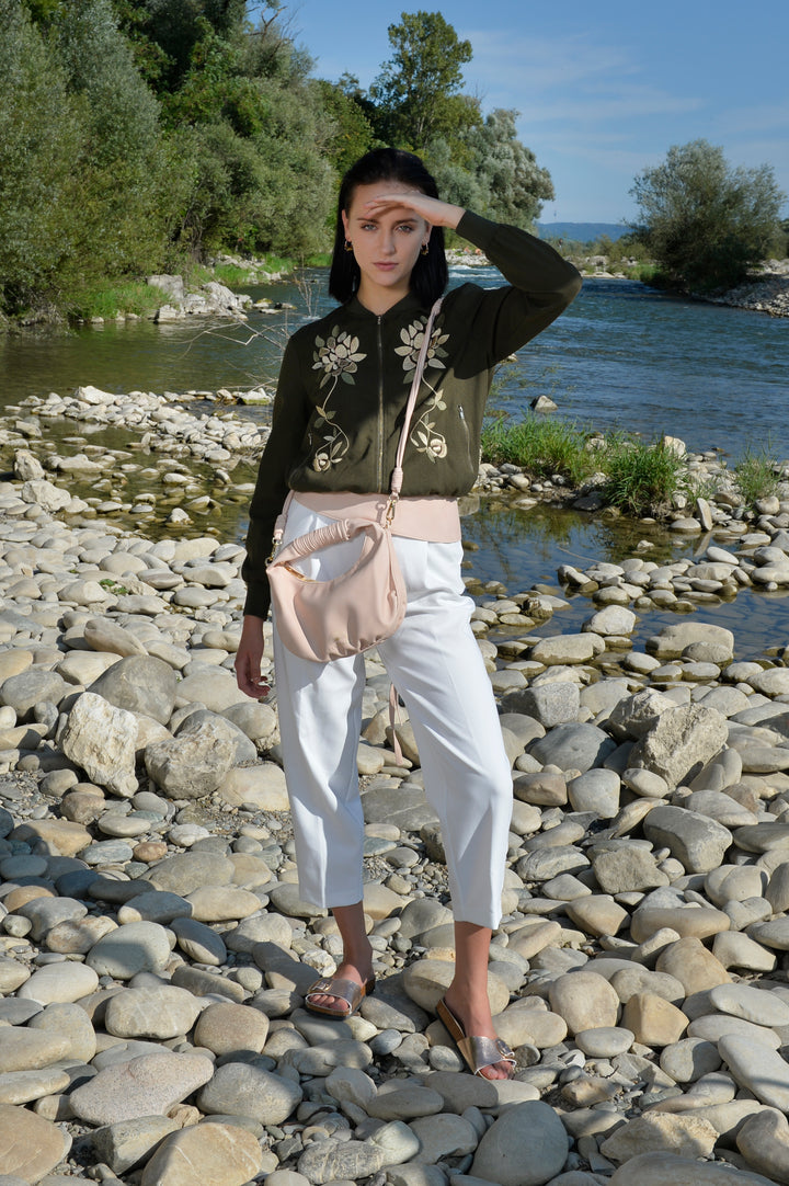 Sienna Crossbody Handtasche aus recyceltem veganem Material in Soft Light Rose
