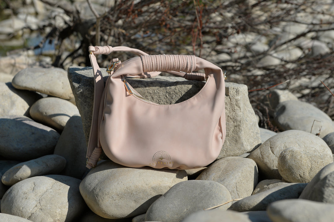 Sienna Crossbody Handtasche aus recyceltem veganem Material in Soft Light Rose