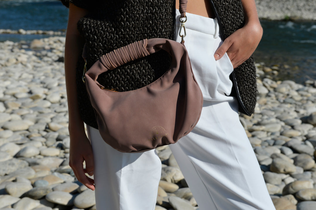 Sienna Crossbody Handtasche aus recyceltem veganem Material in Dark Rose Taupe