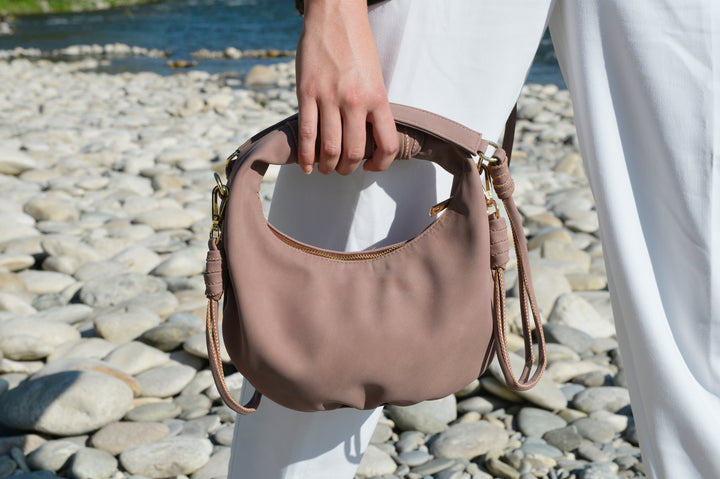 Sienna Crossbody Handtasche aus recyceltem veganem Material in Dark Rose Taupe