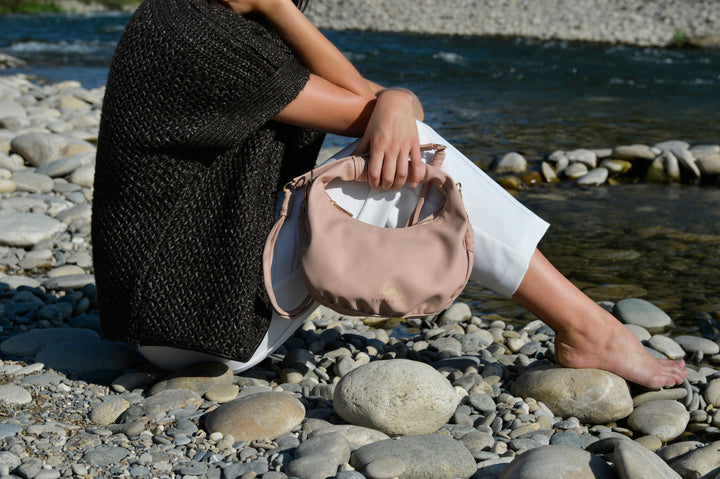 Sienna Crossbody Handtasche aus recyceltem veganem Material in Rose