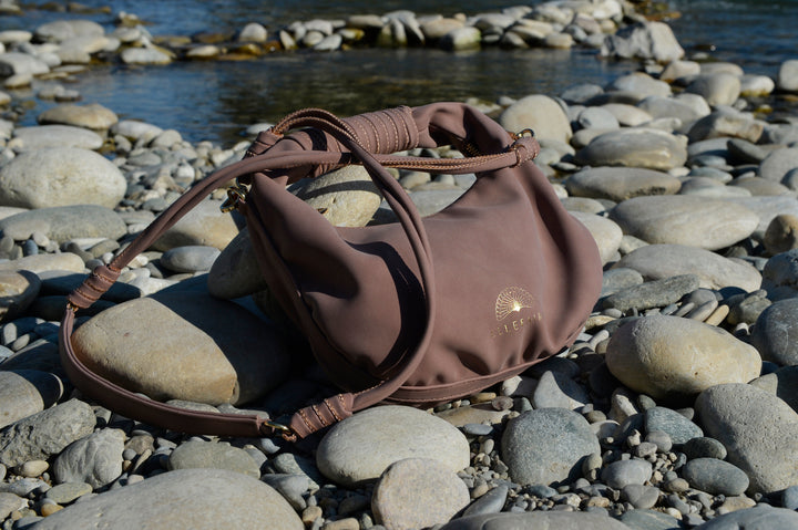 Sienna Crossbody Handtasche aus recyceltem veganem Material in Dark Rose Taupe