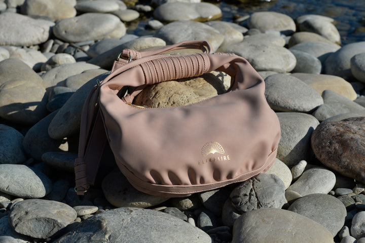 Sienna Crossbody Handtasche aus recyceltem veganem Material in Rose