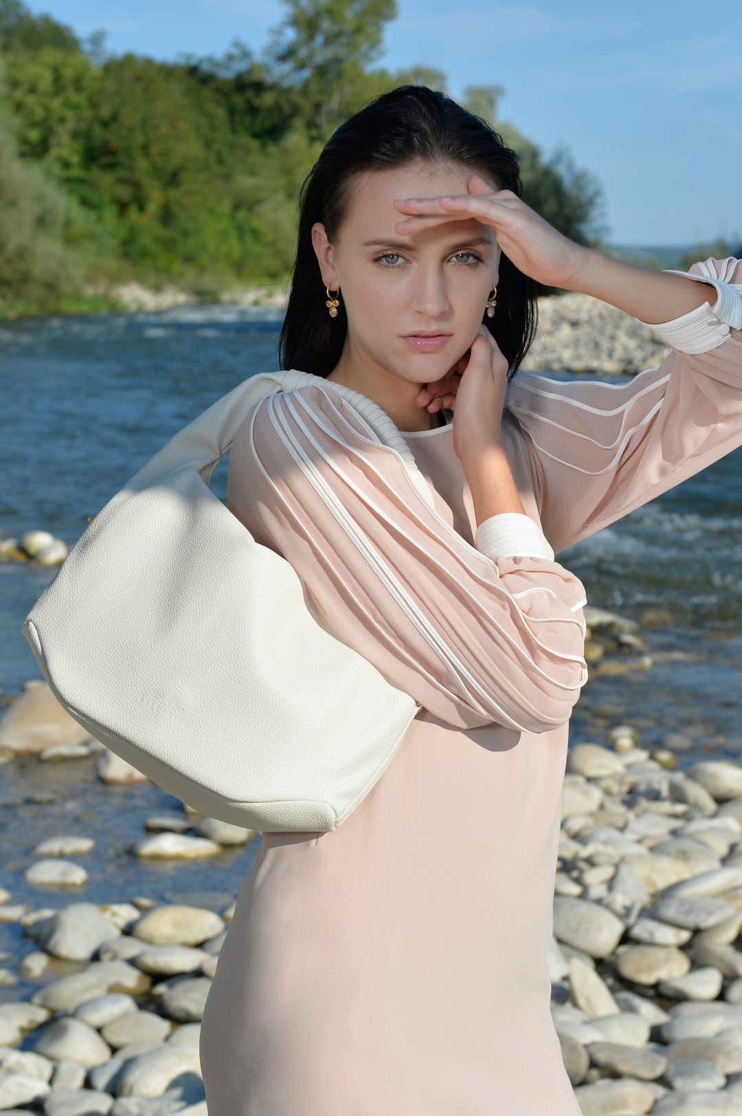 Hanna Crossbody Handtasche aus recyceltem veganem Material in Crema