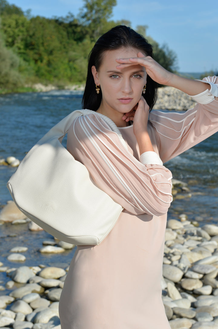 Hanna Crossbody Handtasche aus recyceltem veganem Material in Crema
