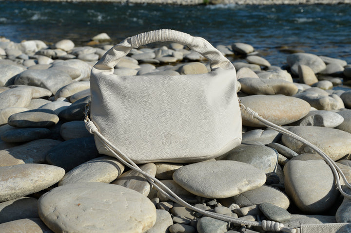 Hanna Crossbody Handtasche aus recyceltem veganem Material in Crema