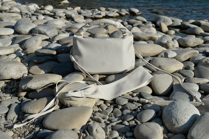 Hanna Crossbody Handtasche aus recyceltem veganem Material in Crema