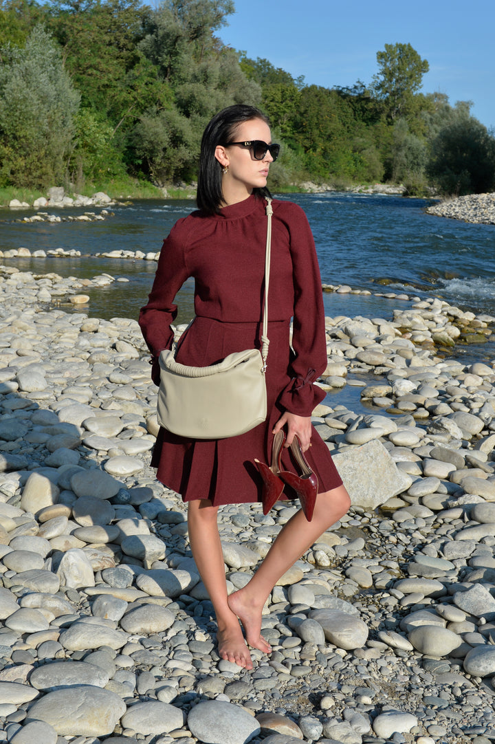 Hanna Crossbody Handtasche aus recyceltem veganem Material in Soft Taupe