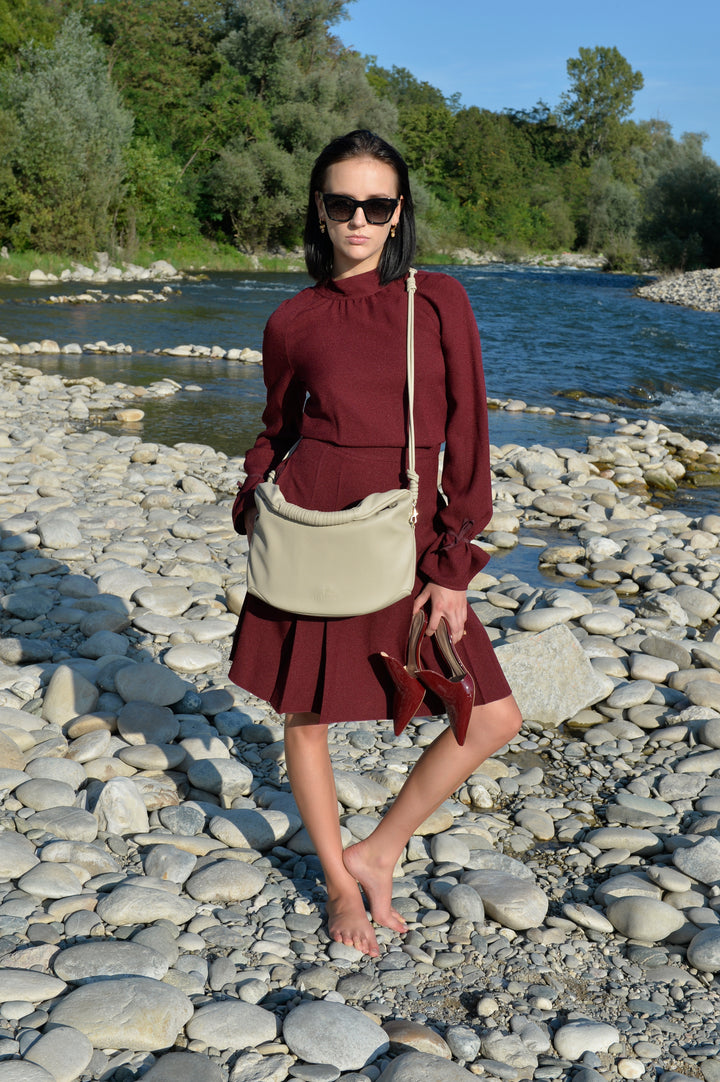 Hanna Crossbody Handtasche aus recyceltem veganem Material in Soft Taupe