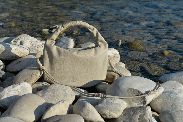 Hanna Crossbody Handtasche aus recyceltem veganem Material in Soft Taupe