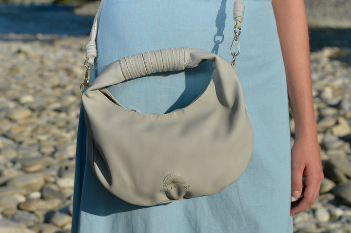 Sienna Crossbody Handtasche aus recyceltem veganem Material in Soft Grey