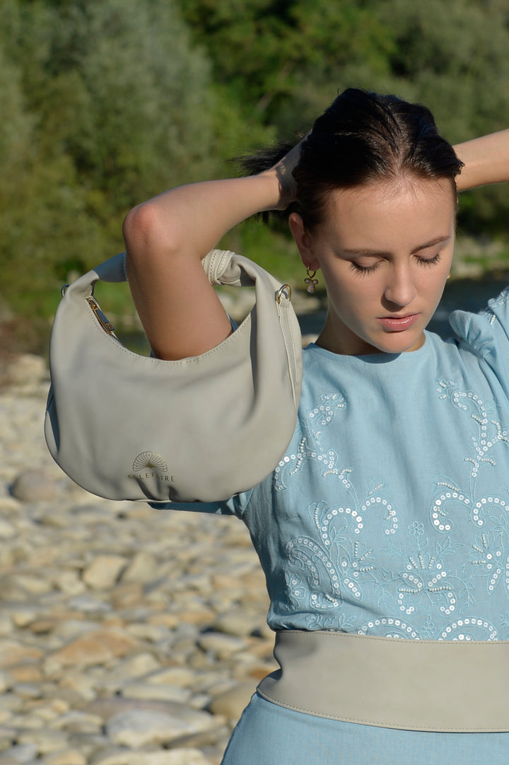 Sienna Crossbody Handtasche aus recyceltem veganem Material in Soft Grey