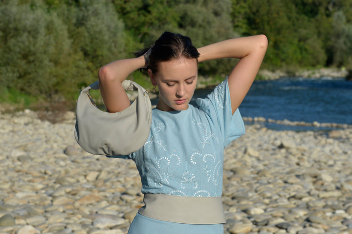 Maila Gürtel aus recyceltem veganem Material in Soft Grey