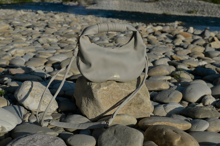Sienna Crossbody Handtasche aus recyceltem veganem Material in Soft Grey