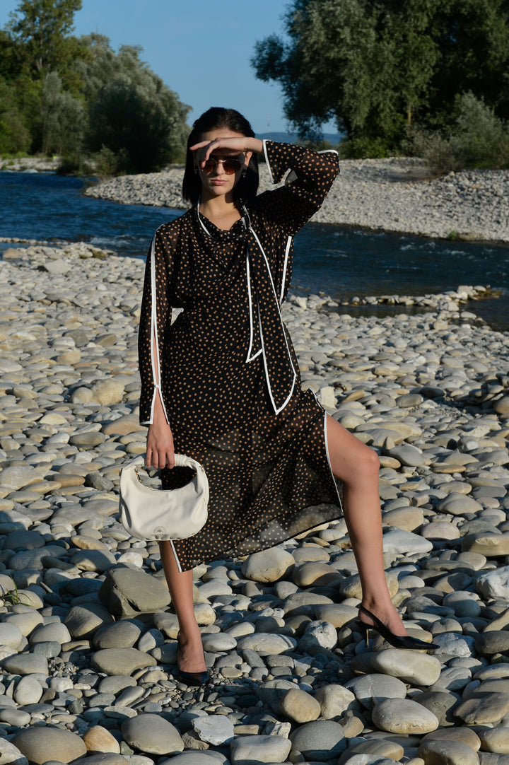 Sienna Crossbody Handtasche aus recyceltem veganem Material in Crema