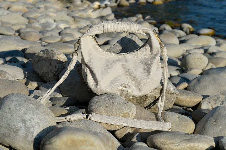 Sienna Crossbody Handtasche aus recyceltem veganem Material in Crema