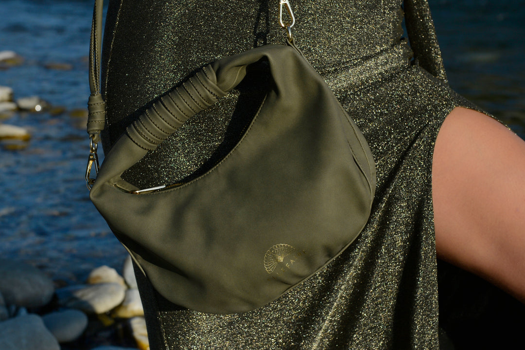 Sienna Crossbody Handtasche aus recyceltem veganem Material in Oliv