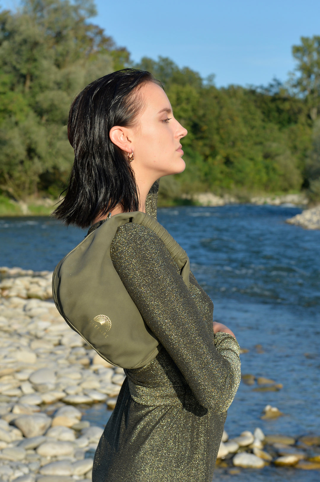 Sienna Crossbody Handtasche aus recyceltem veganem Material in Oliv
