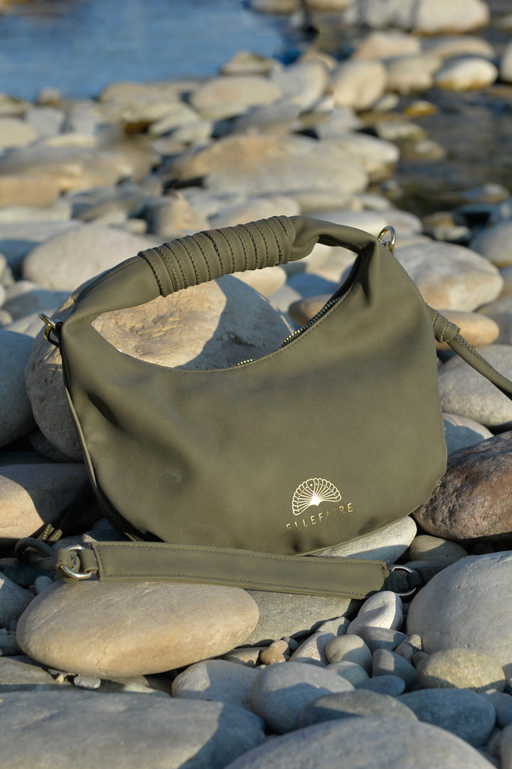 Sienna Crossbody Handtasche aus recyceltem veganem Material in Oliv