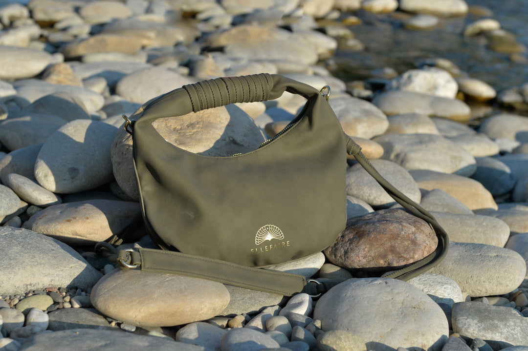 Sienna Crossbody Handtasche aus recyceltem veganem Material in Oliv