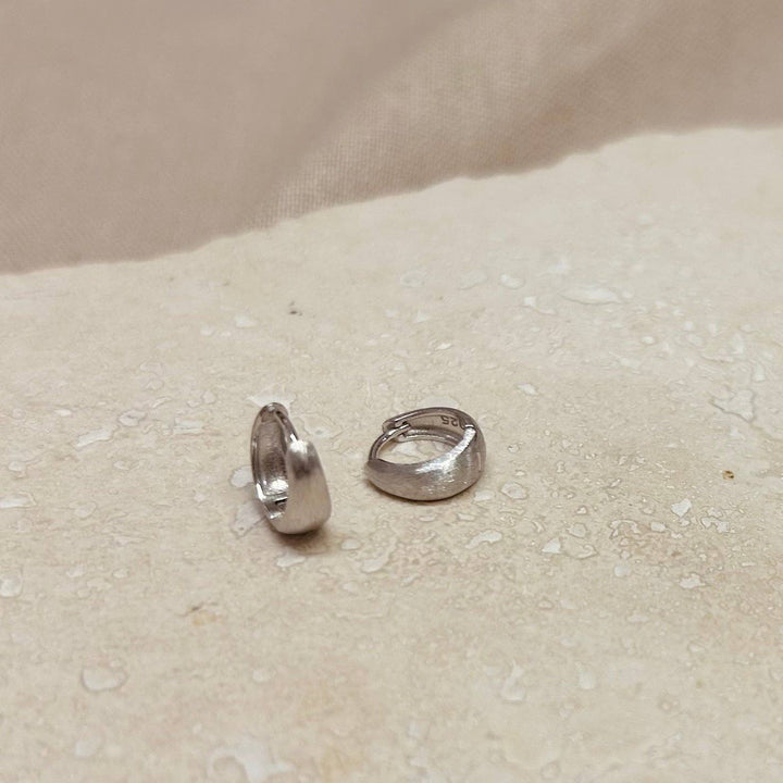 Breite gebürstete Huggie-Creolen Silber