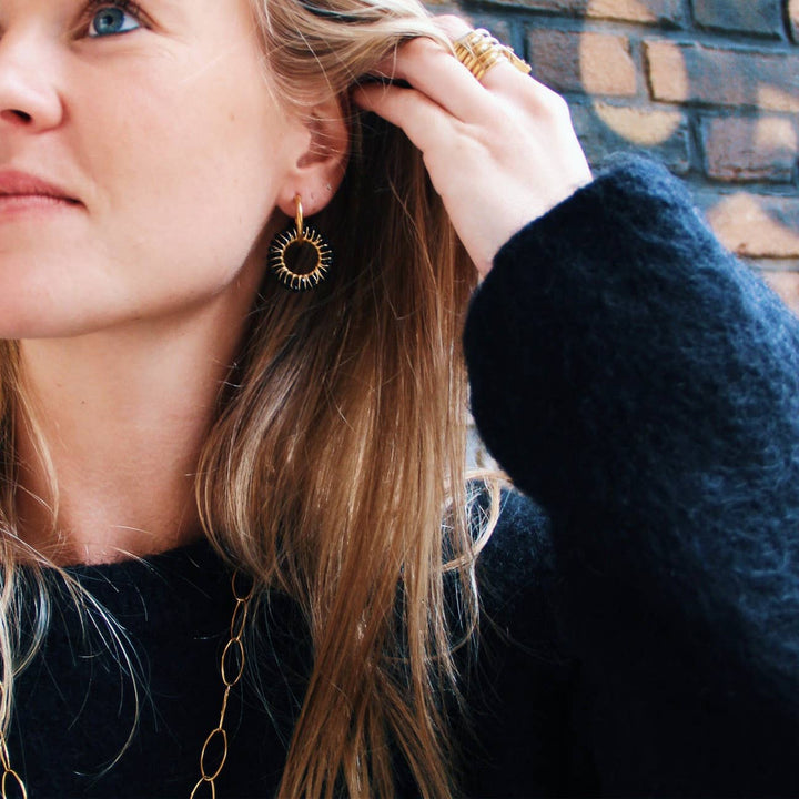 Stainless steel earring with round faceted pendant - black/gold