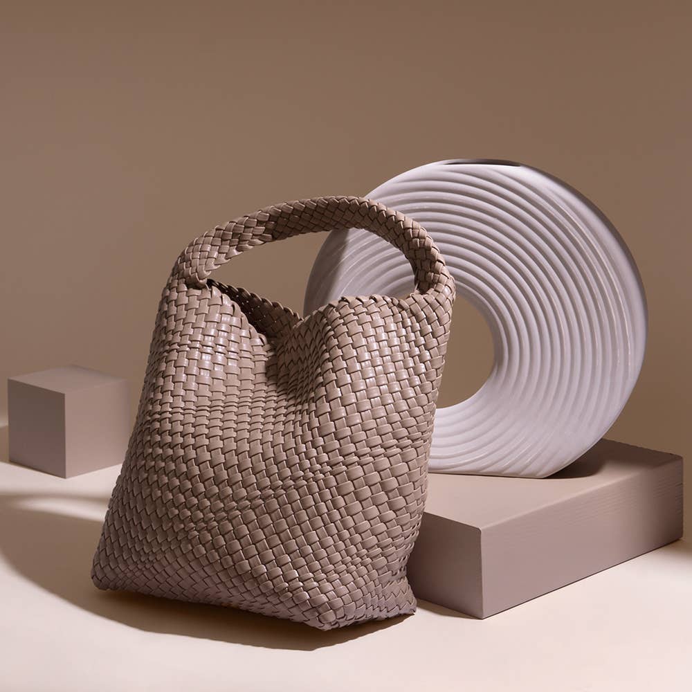 Melie Bianco Johanna große Schultertasche aus recyceltem veganem Material in Taupe