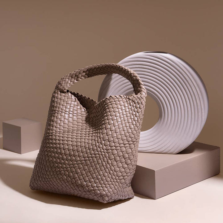Melie Bianco Johanna große Schultertasche aus recyceltem veganem Material in Taupe