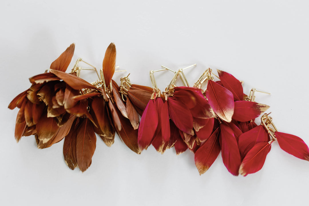 Statement earrings with caramel, gold-dipped autumn feathers