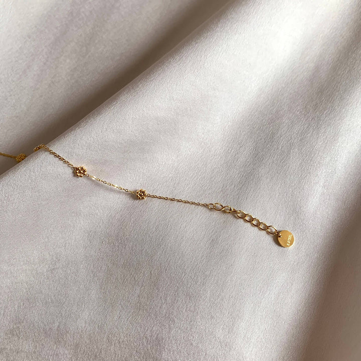Sue Armband mit Blumenanhänger aus Edelstahl