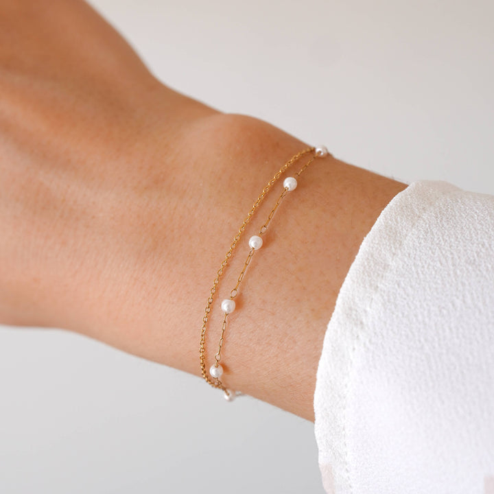 Thin ladies bracelet with white pearls