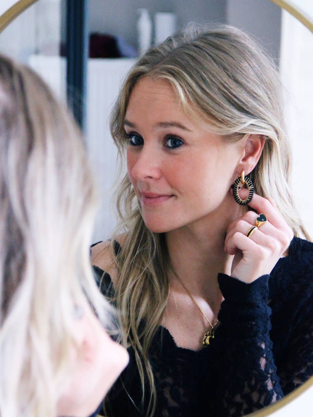 Breiter Ohrring mit ovalem Facettenanhänger – schwarz