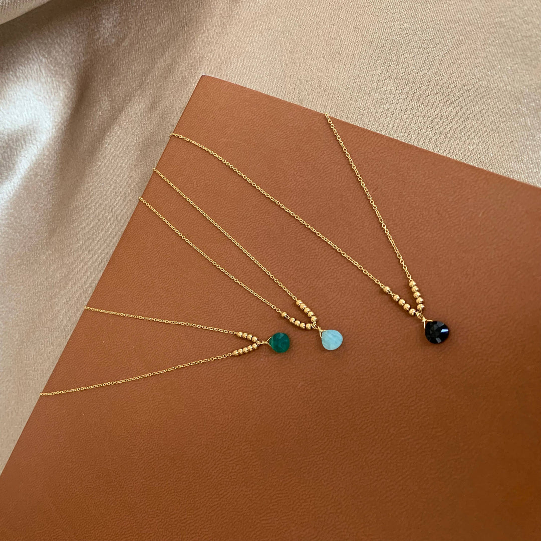 Amine fine necklace with drop pendant in green agate