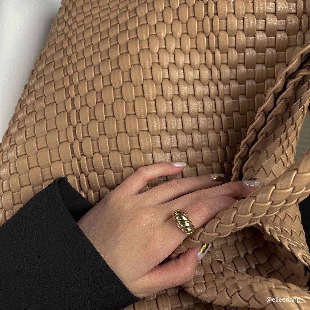 Melie Bianco Johanna große Schultertasche aus recyceltem veganem Material in Nude