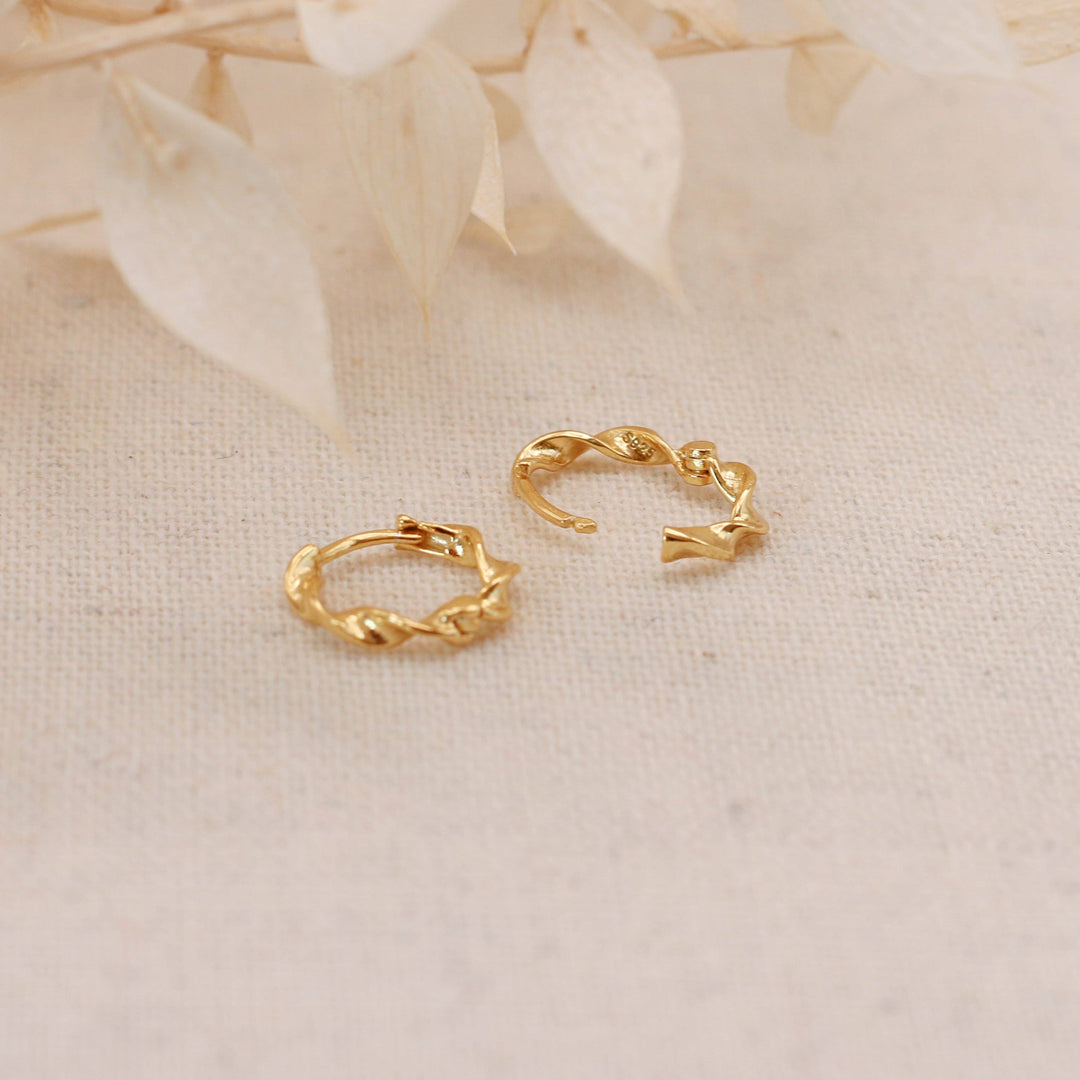 Huggie Hoops aus verdrehtem Gold