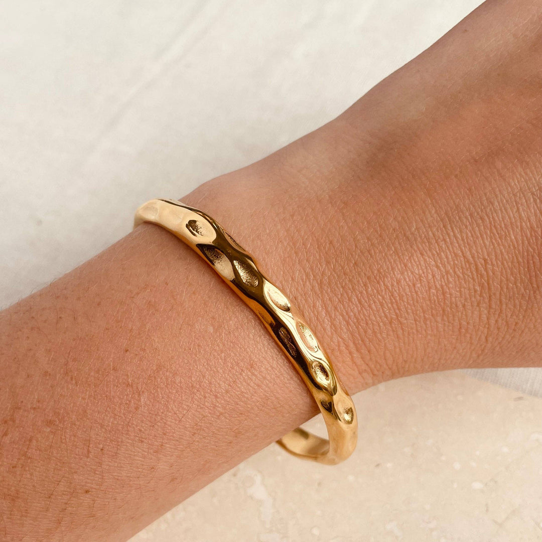 Everyday Armreif aus gehämmertem Gold