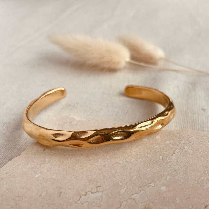 Everyday Armreif aus gehämmertem Gold