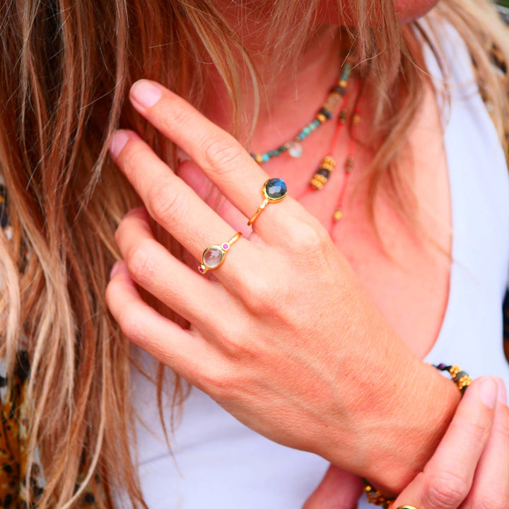 Kamal Verstellbarer Ring Apatit & Rosa Zirkone