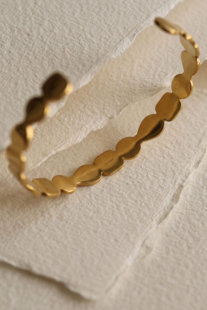 Gehämmerter goldfarbener Manschettenarmreif