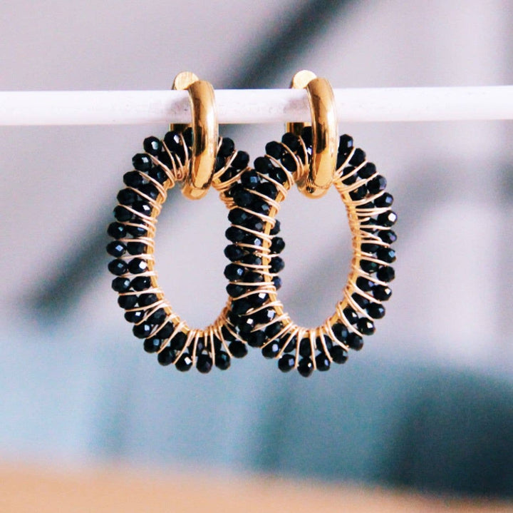 Breiter Ohrring mit ovalem Facettenanhänger – schwarz