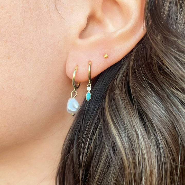 Eva Huggie Hoops in Gold mit Türkis