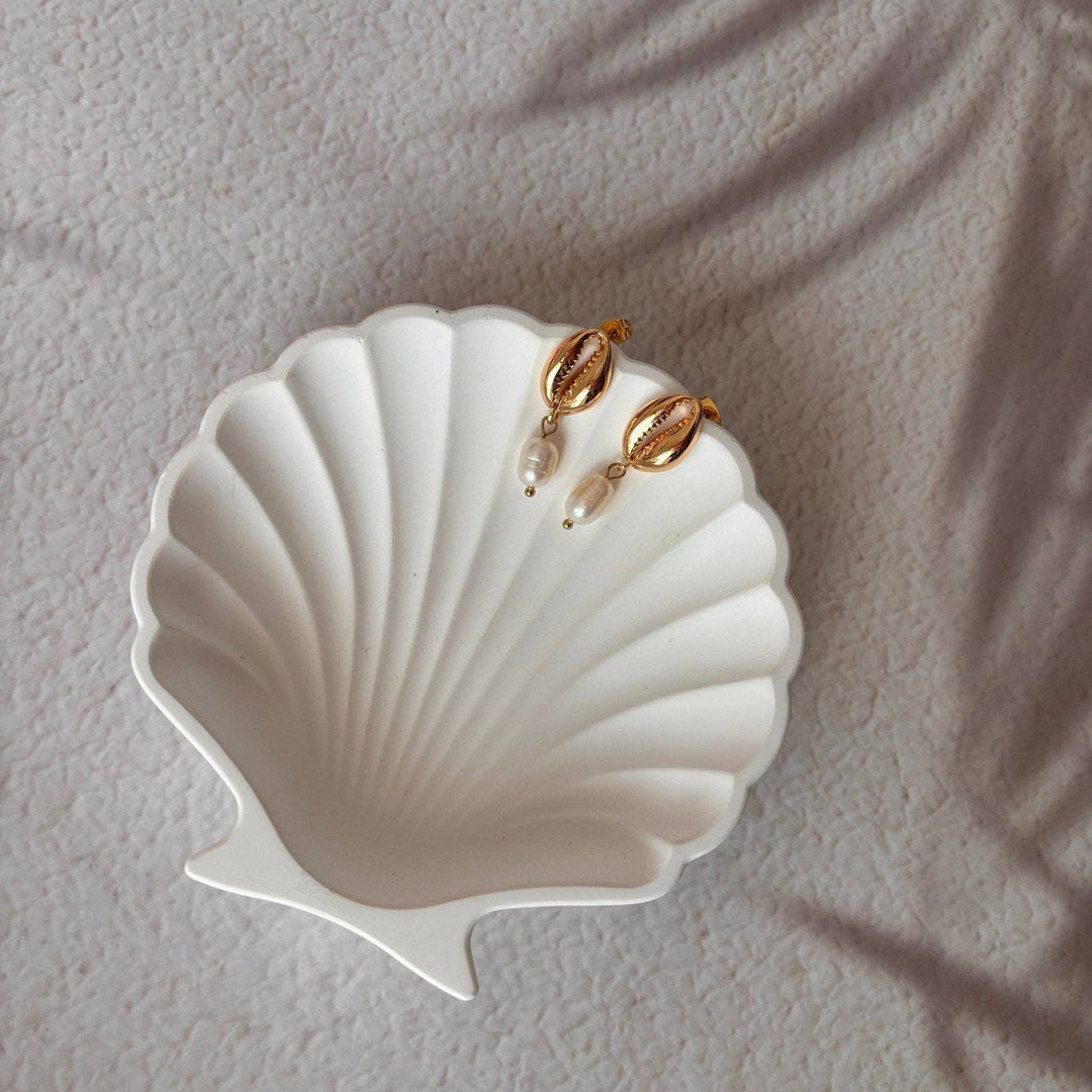 Cowrie Shell goldene Muschelohrringe mit Süßwasserperle