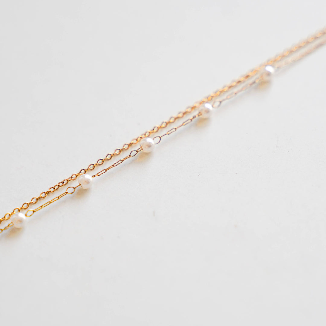 Thin ladies bracelet with white pearls