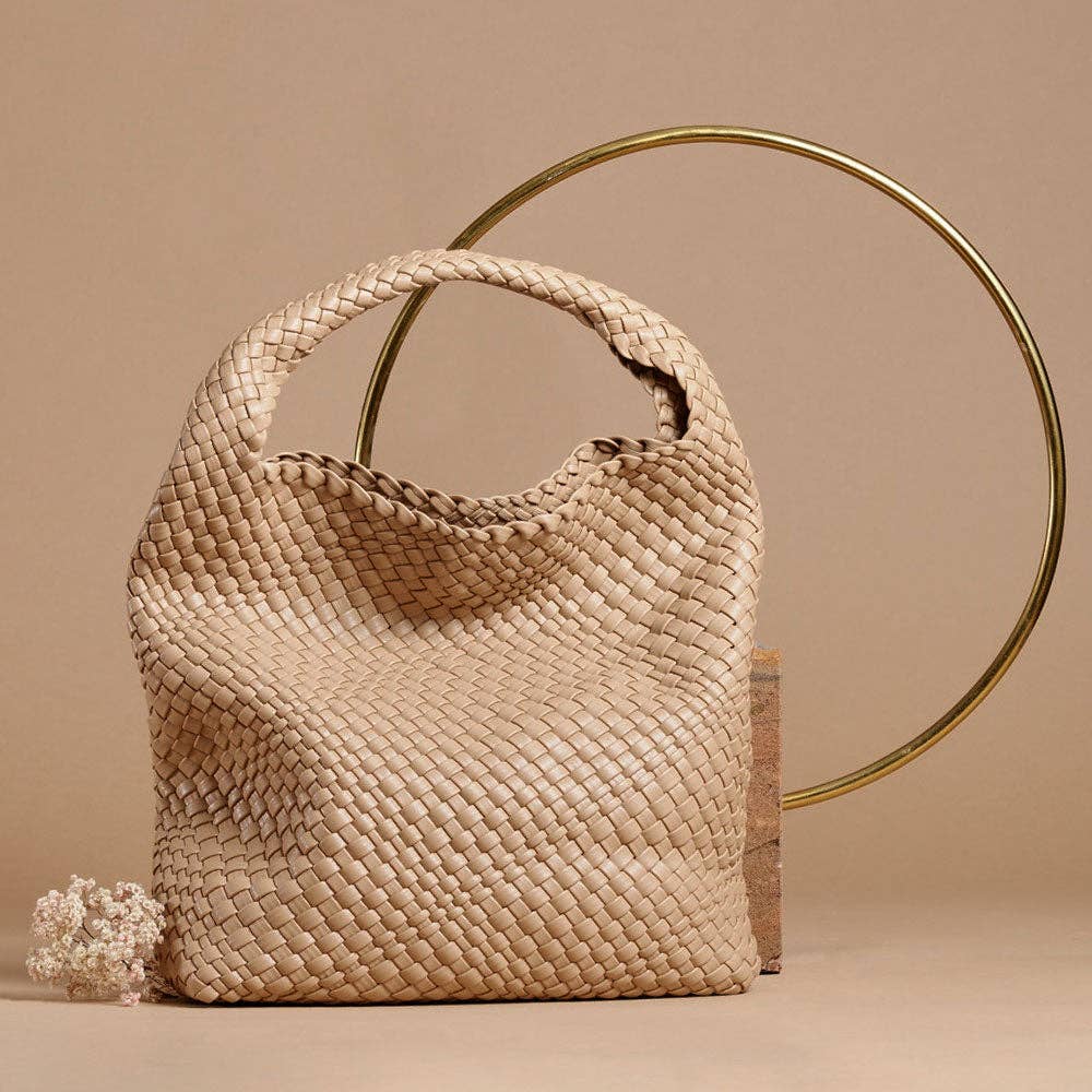 Melie Bianco Johanna große Schultertasche aus recyceltem veganem Material in Nude